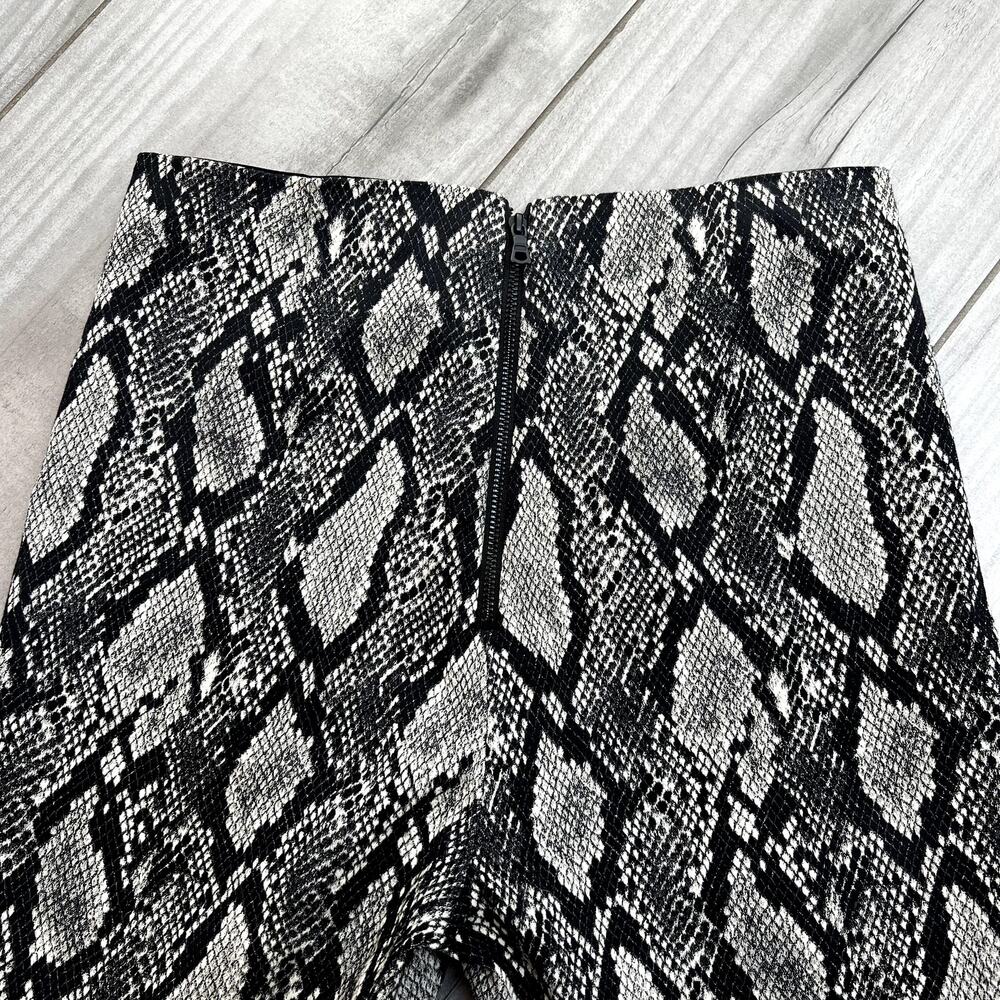Alice + Olivia Black & White Snake Print Cropped Pants - Picture 5 of 7
